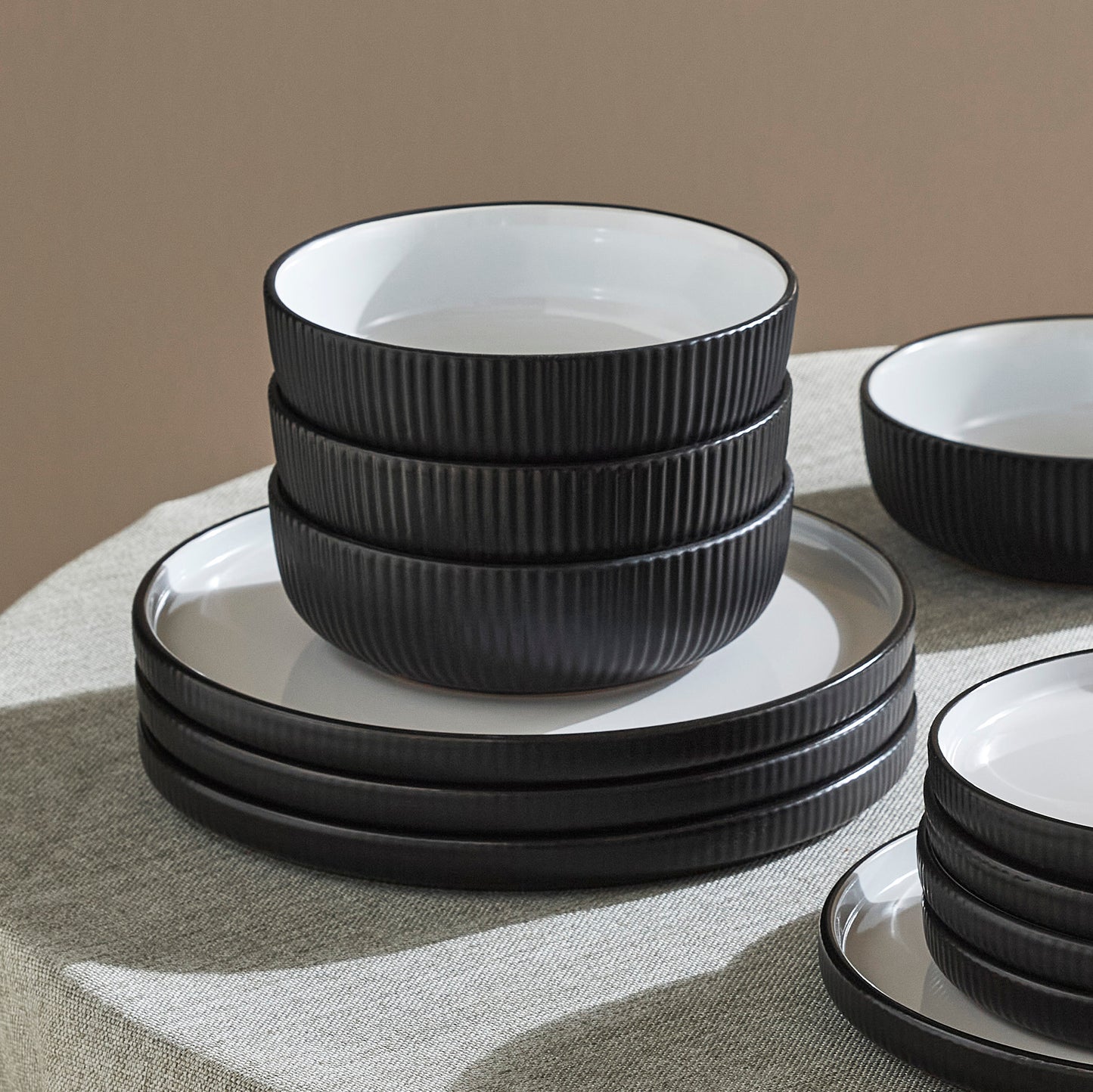 Laro Stoneware Dinnerware Set - Black