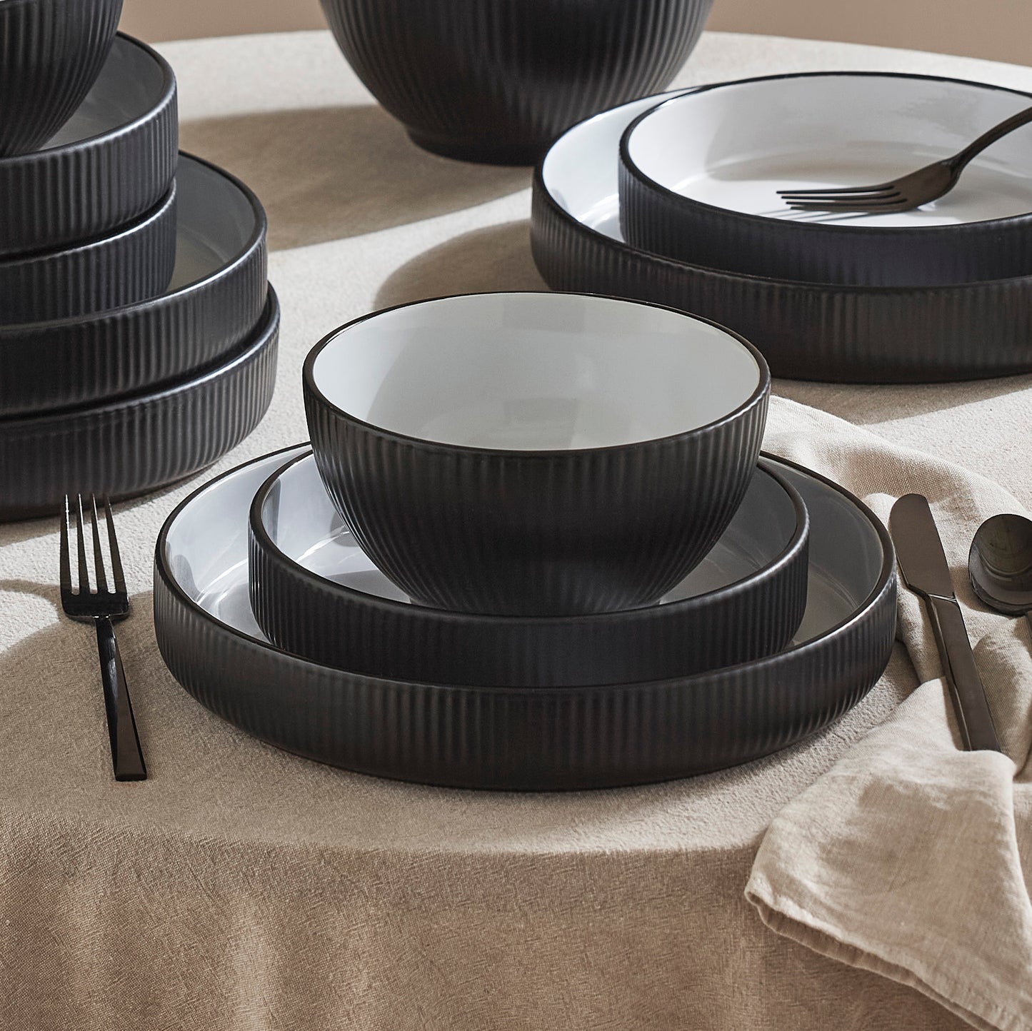 Larosso Stoneware Dinnerware Set - Black/White